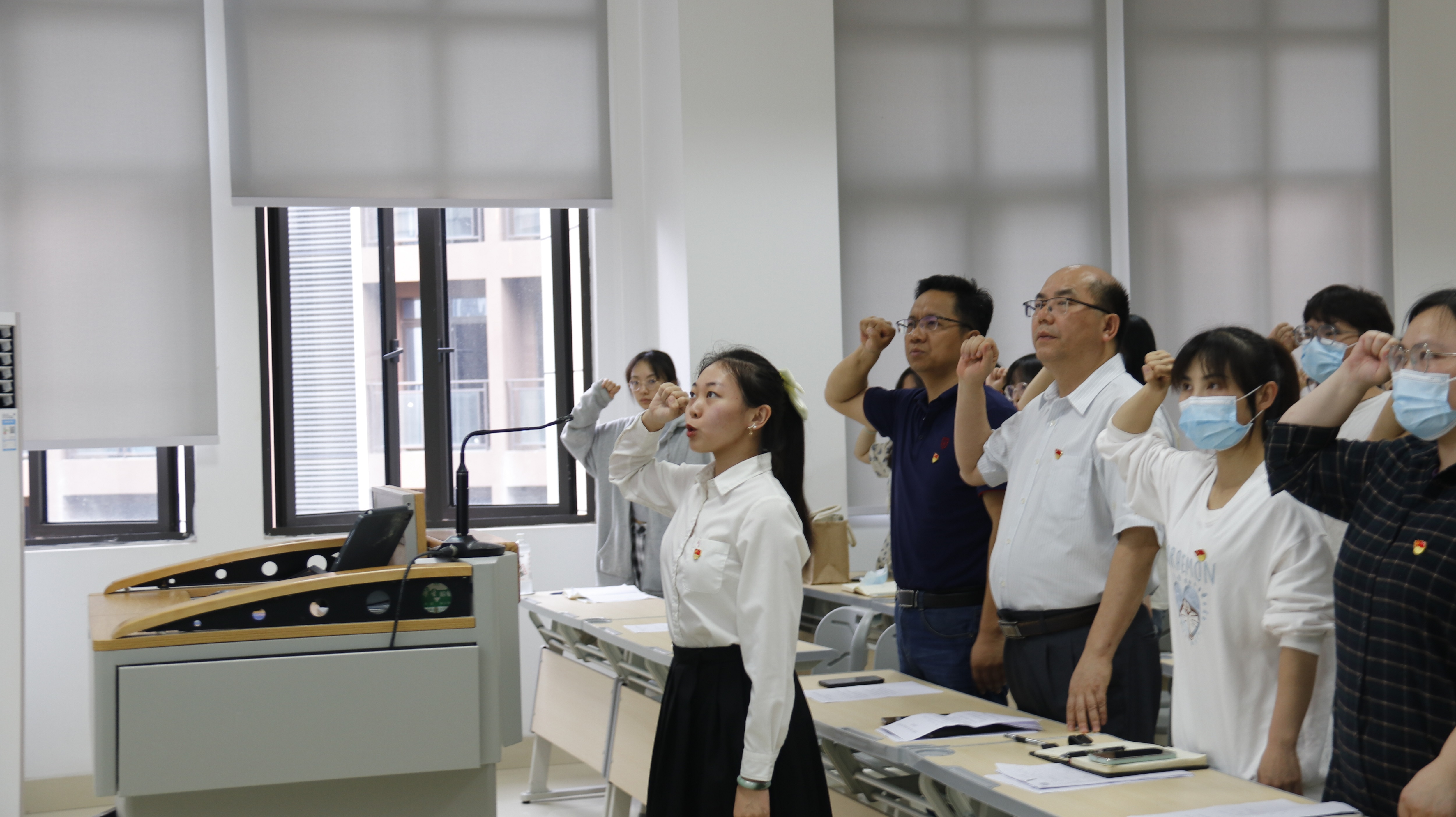 学生代表李素瑶宣誓 罗怀鸣悦.JPG