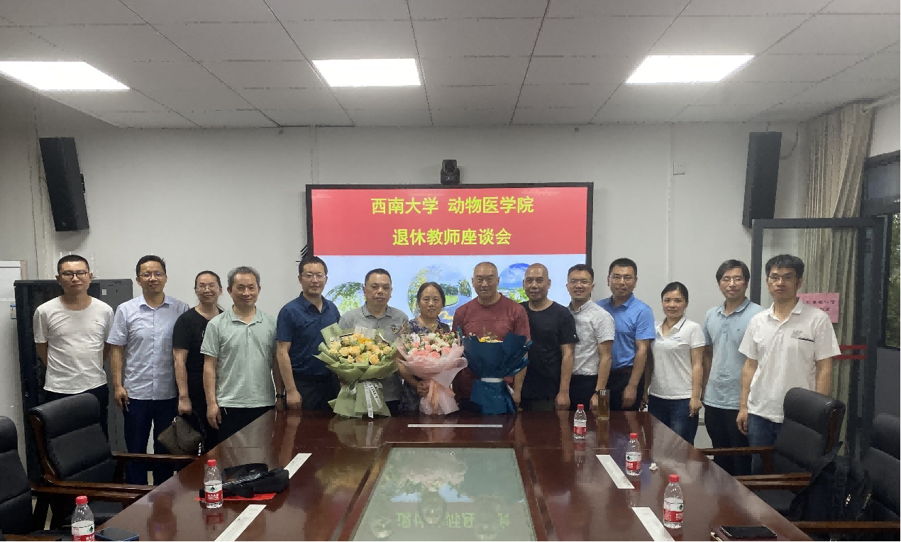 HO5HO
为唐建华、伍莉和陈吉轩三位老师举行退休座谈会