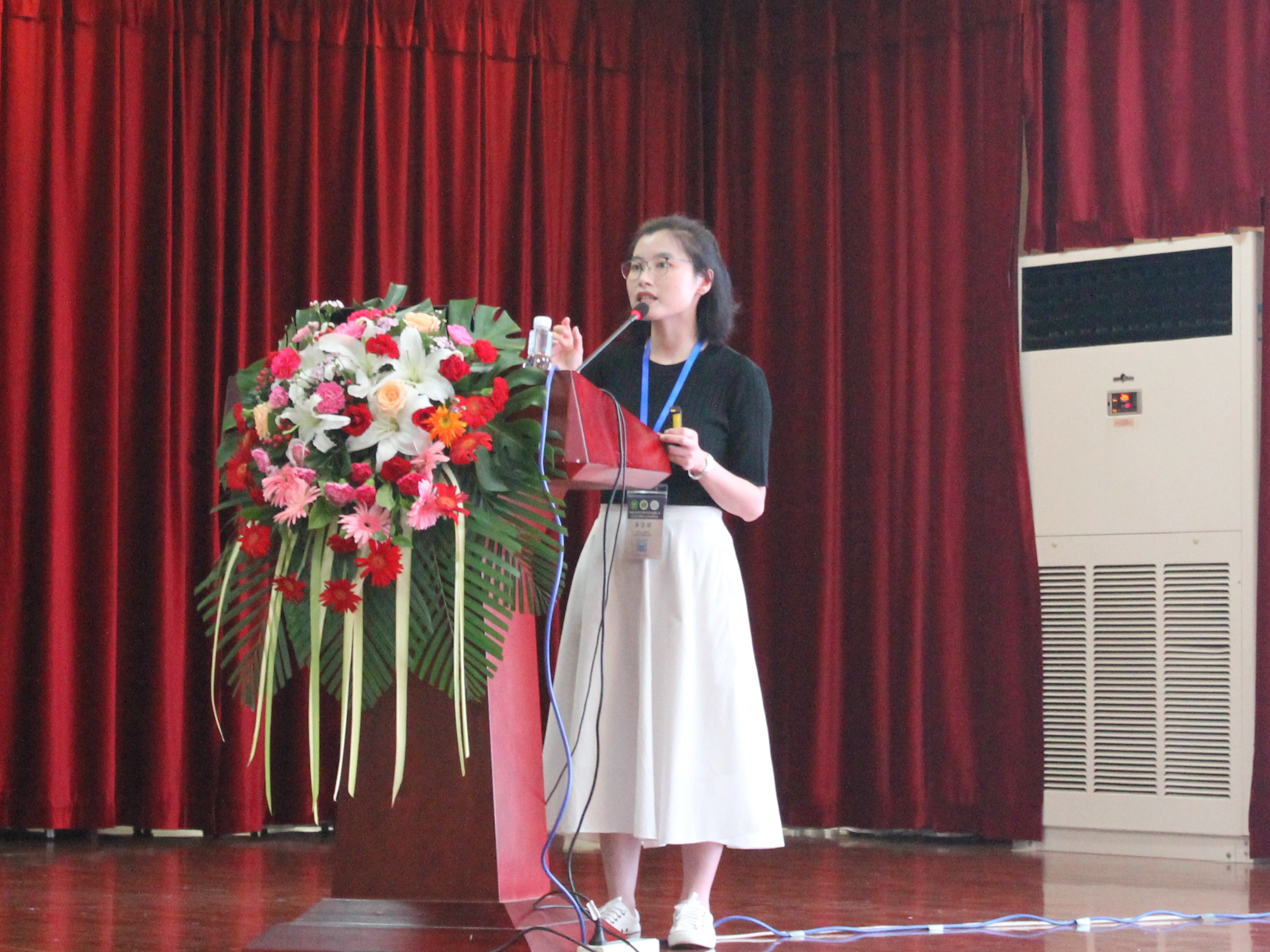 图3 张姣姣老师做大会报告.jpg