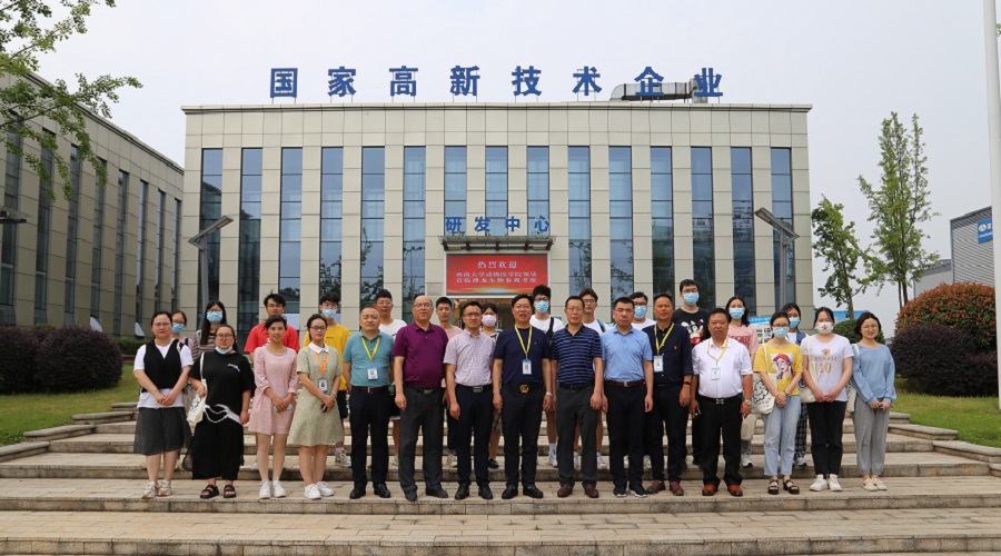 图1:HO5HO
一行与重庆澳龙生物制品有限公司合照.jpg